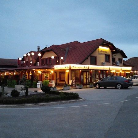 Motel Majolka 프루이 외부 사진