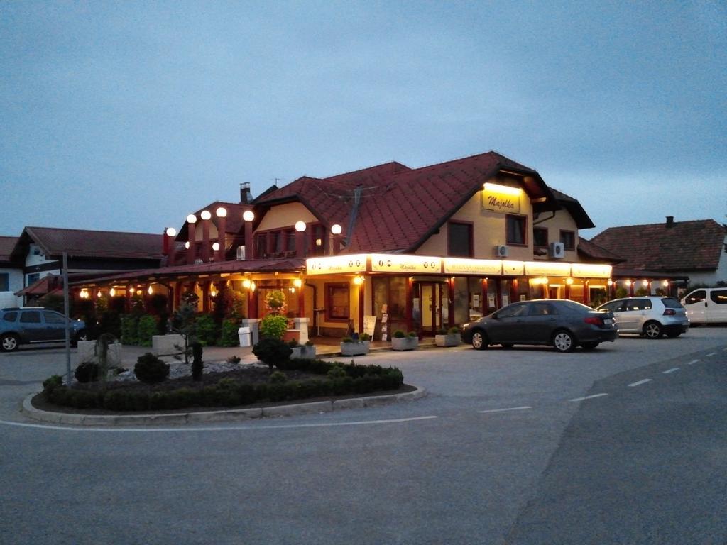 Motel Majolka 프루이 외부 사진